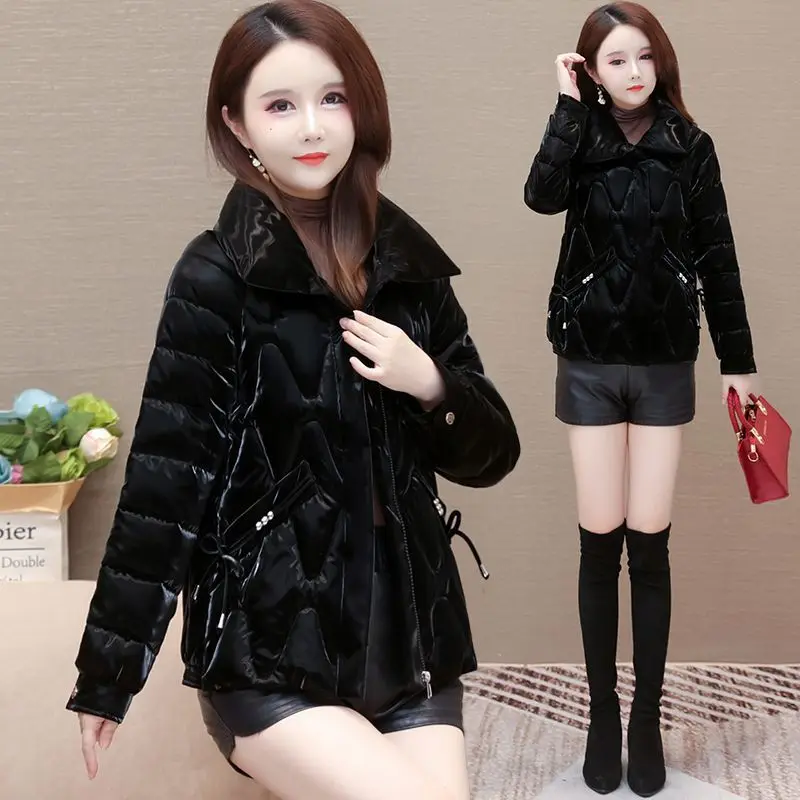 เสื้อแจ็คเก็ตผ้าฝ้ายเนื้อเงาสำหรับผู้หญิง ฤดูหนาว 2025 รุ่นใหม่ บุหนา แจ็คเก็ตพาร์กาแบบมีฮู้ด อุ่นสบาย แฟชั่นทรงหลวม สั้น