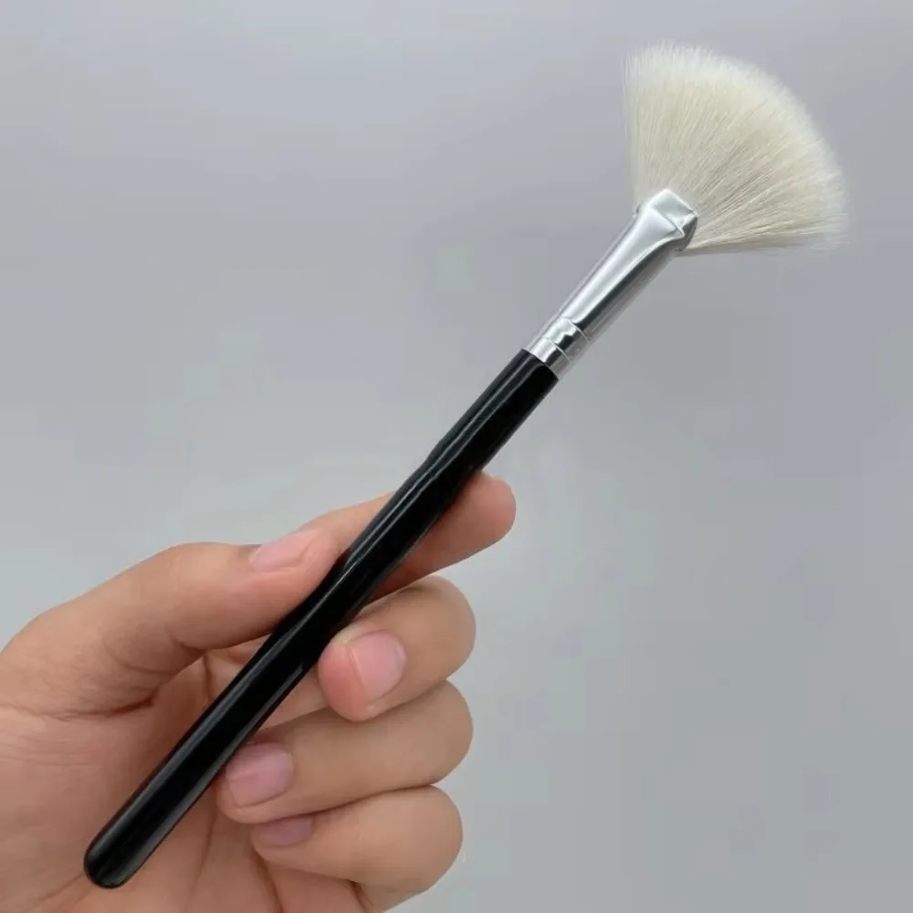 فرشاة بودرة سائبة على شكل مروحة شعر الماعز للسيدات مع مقبض خشبي أسود/أبيض، أداة مكياج لتنظيف الوجه للعناية بالجمال