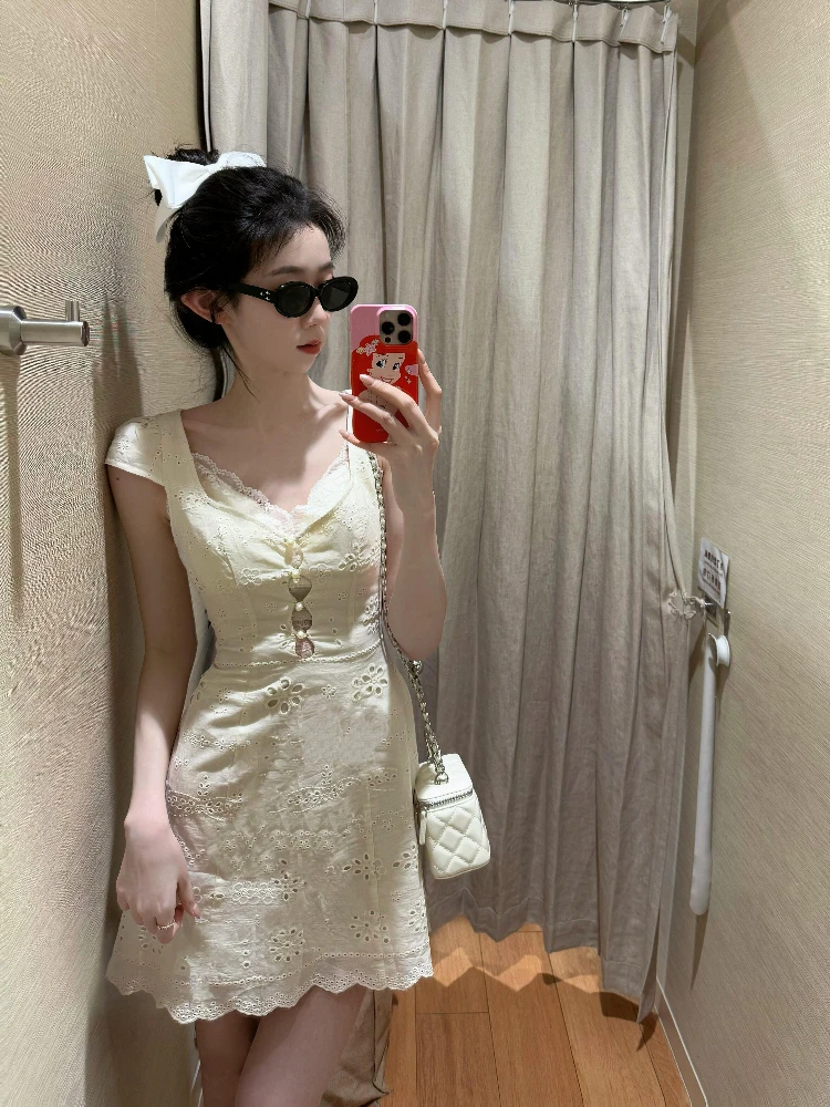 Vestido e de renda branca com recortes vazados, decote em V, estilo cado para o dia a dia, manga bufante, corte em...