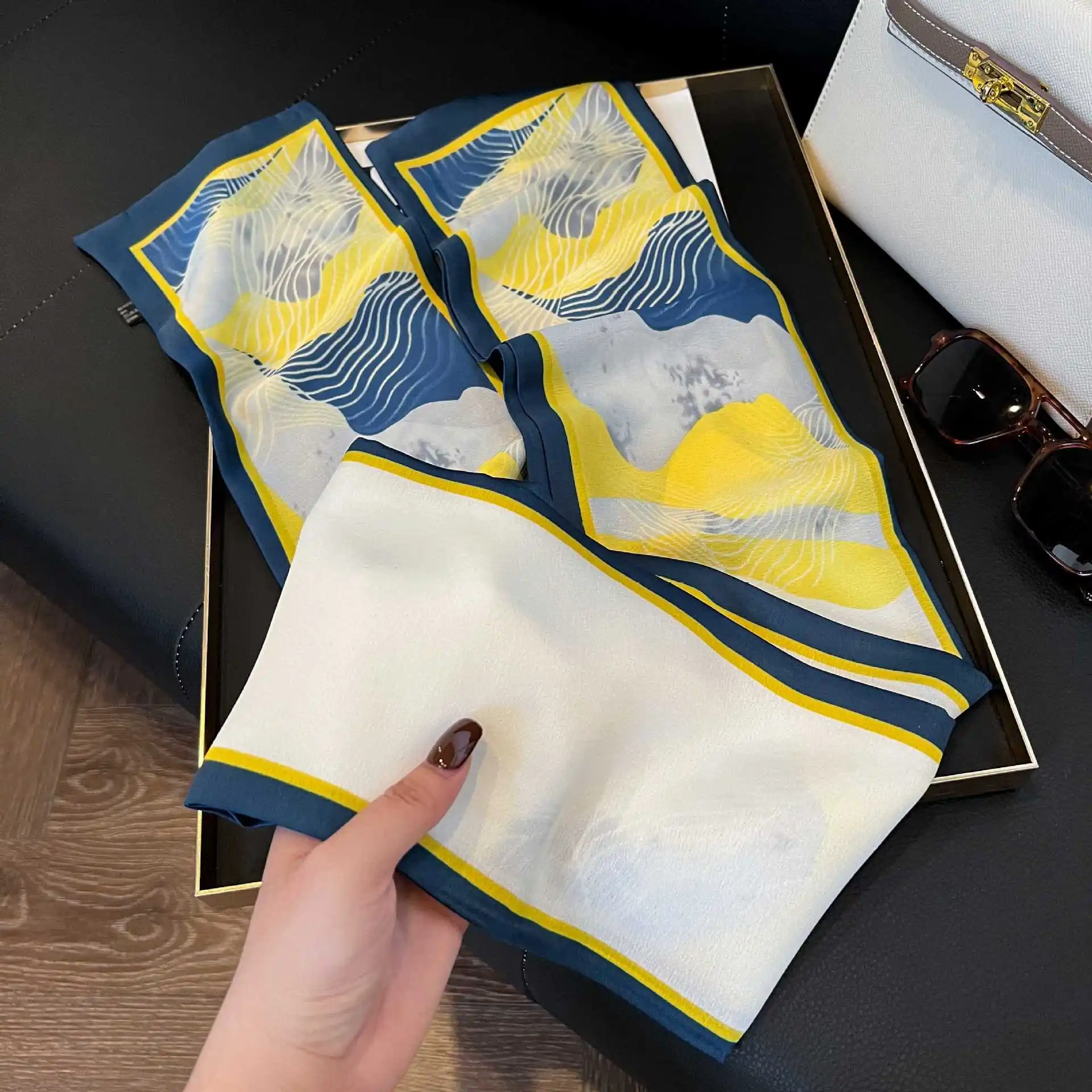 Luxuriöser langer Seidenschal für Damen – weicher Satin-Druckmuster-Kopftuch, Halstuch, Foulard, Haarschal, schmale Schals – Detail 9