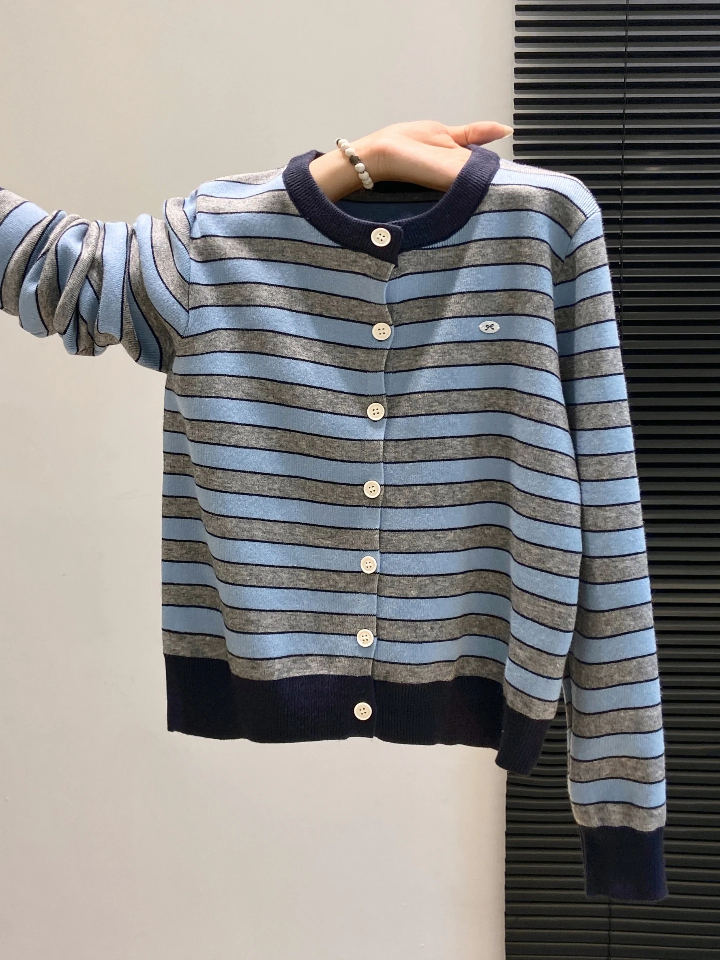 

Корейский вязаный кардиган в полоску с длинными рукавами, свободный свитер с круглым вырезом, утепленное пальто для женщин, осень-зима, новинка