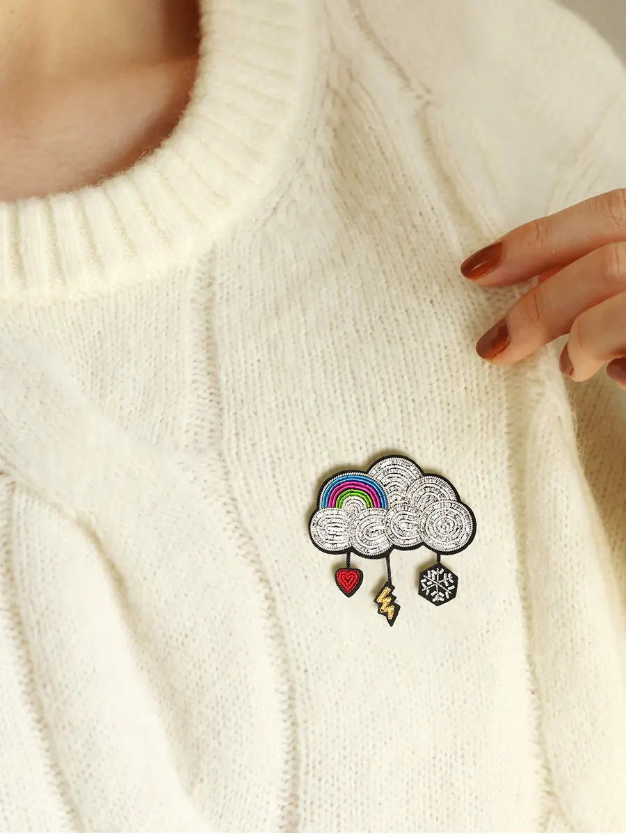 

Брошь ручной работы с вышивкой Радужное облако Нежная булавка Ниша Модный аксессуар для одежды, шляп и сумок