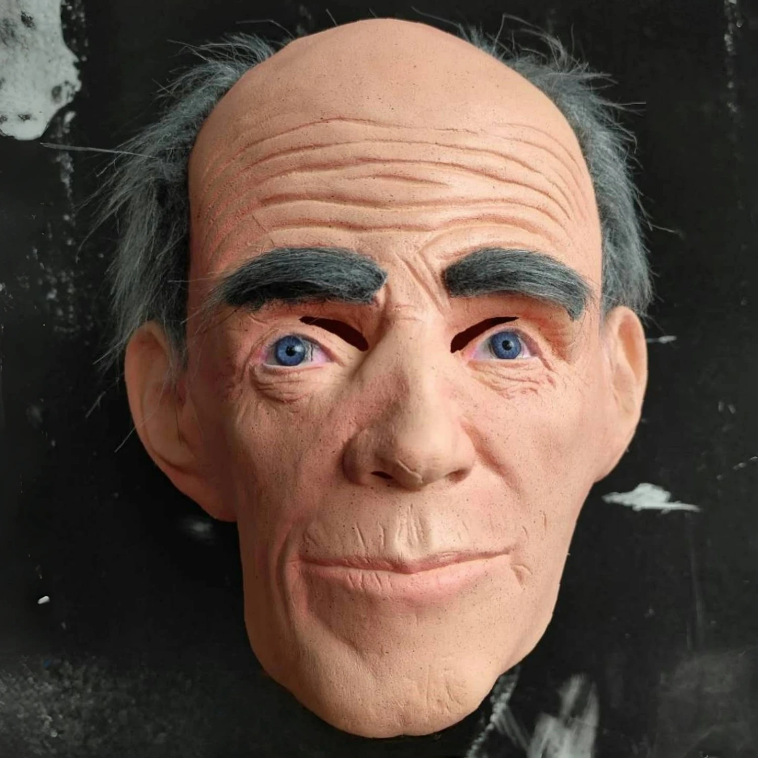 Maschera da uomo anziano in gomma realistica Testa calva con capelli grigi per un divertente accessorio per costume da cervo di Halloween