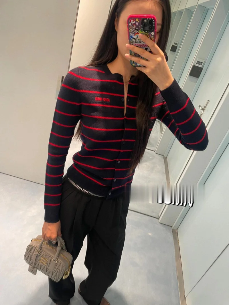 

College style women's knitted sweater with fashionable and stylish elasticity, slim fit and slimming stripes, woolen sweater