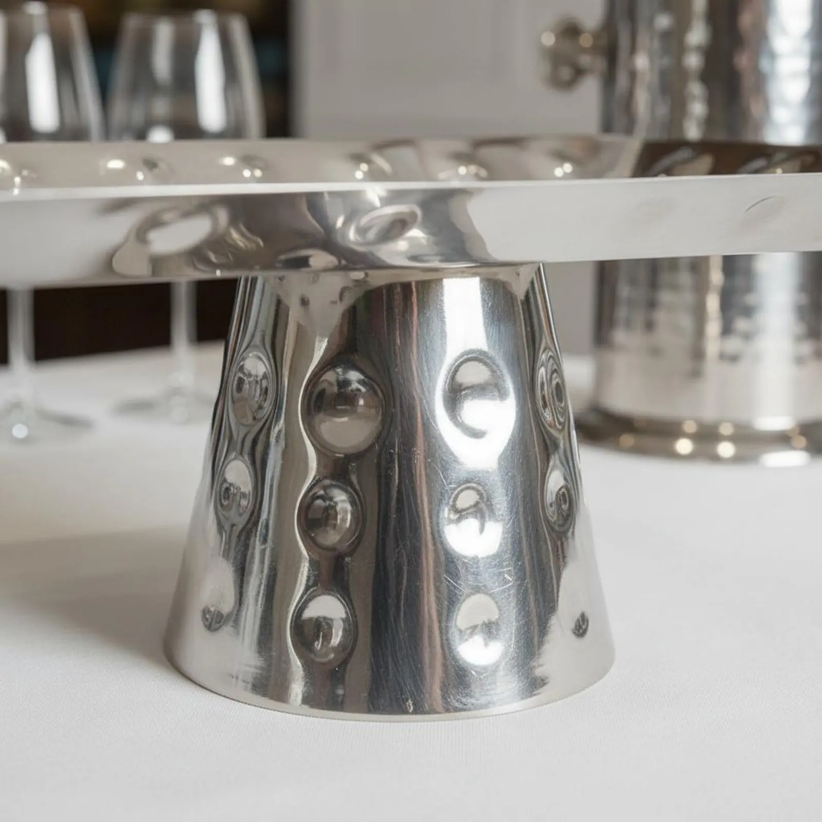Stainless Steel Pedestal Tray Elegant Appearance Hammered Fruit Plate Hammered Tray Decorative Serveware Easy to Clean for Hotel