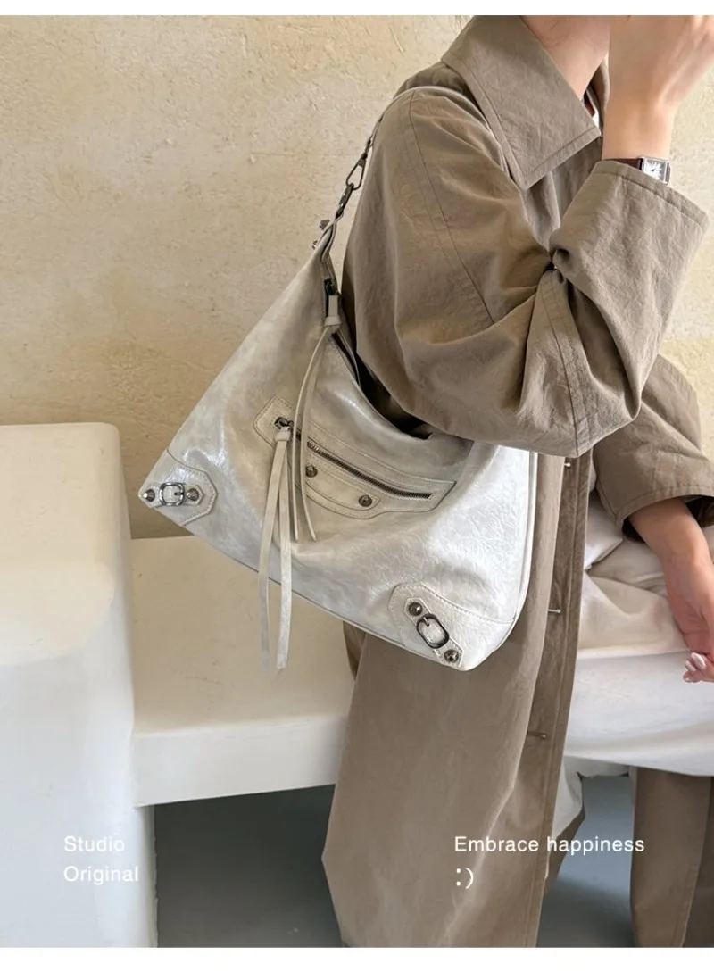 CEEKAY Damen Hobo-Tasche, Schwarz, Glänzendes PU-Leder, Große Schulterhandtasche mit Reißverschluss-Detail, für den täglichen Arbeitsweg, Casual, Minimalistisch – Detail 14