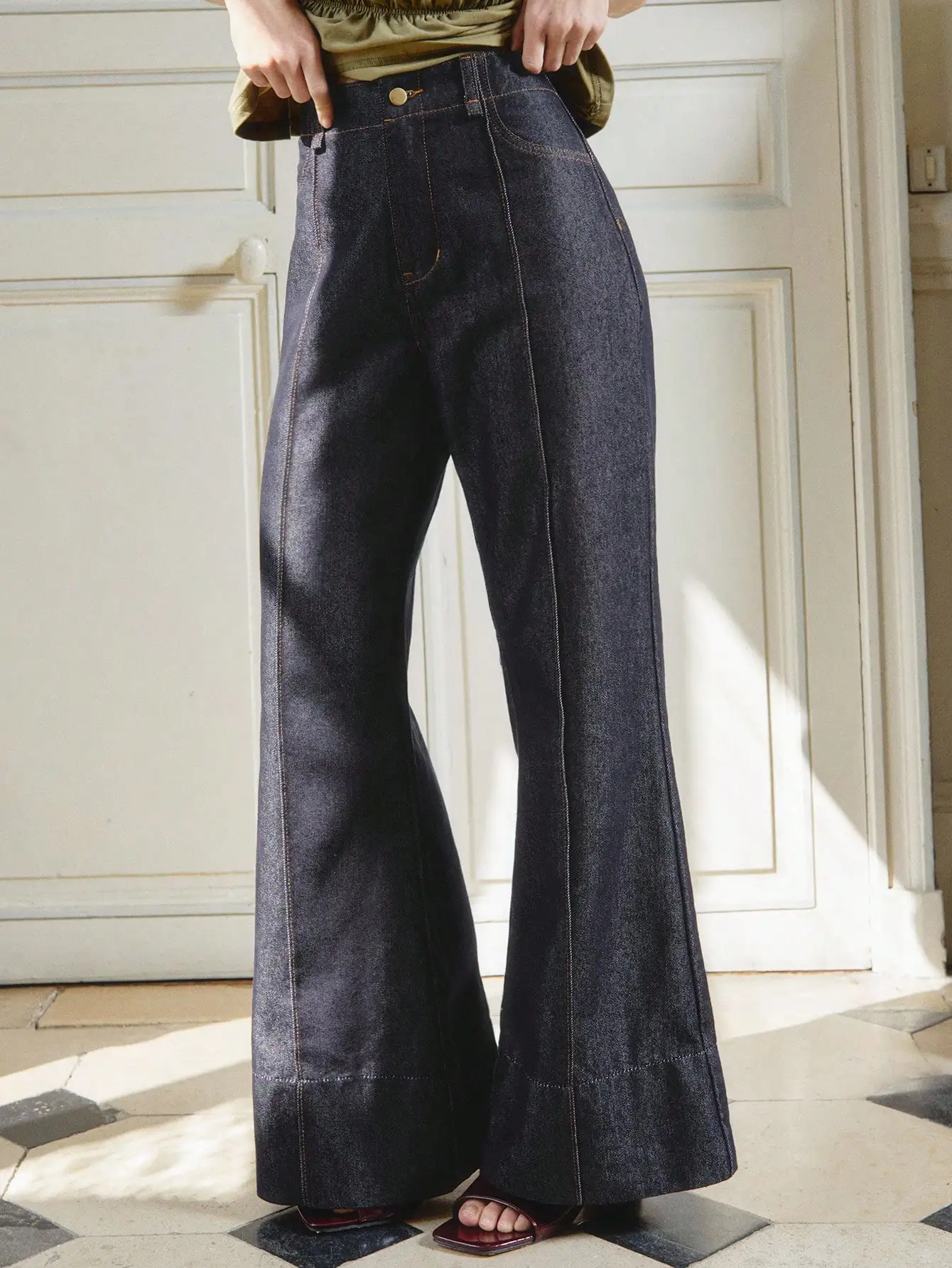 

Женские джинсы-клеш из темного денима с декоративной строчкой спереди