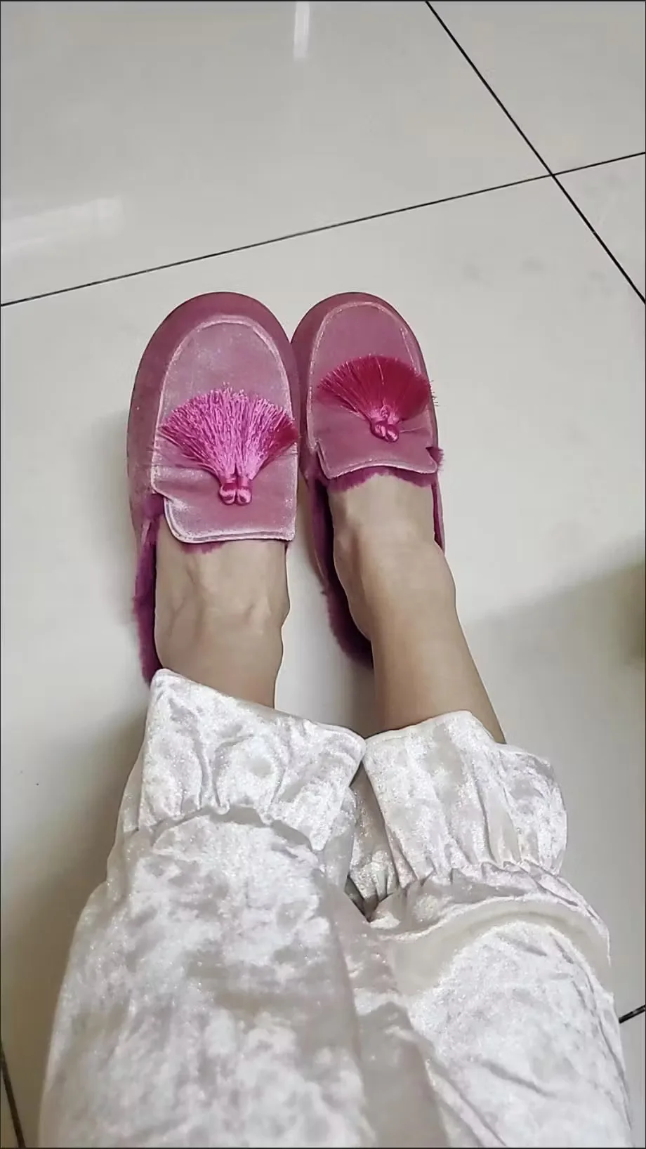 Pantuflas de casa para mujer, ideales para primavera y otoño, cálidas, con un diseño adorable y pompones, hechas de algodón, tipo sandalia, con suela antideslizante y suave, perfectas para usar en interiores y exteriores durante todo el año.