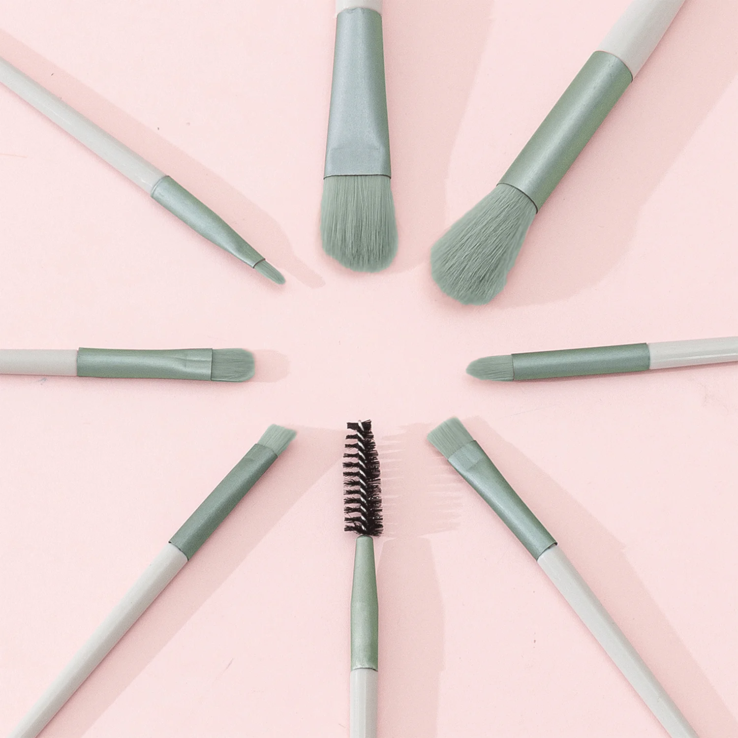 مجموعة فرش مكياج مكونة من 8 قطع للوجه وبودرة أحمر الخدود وخافي عيوب ظلال العيون ذات مظهر مشع لحفلات عيد الميلاد وتصميم مناسب للسفر #4