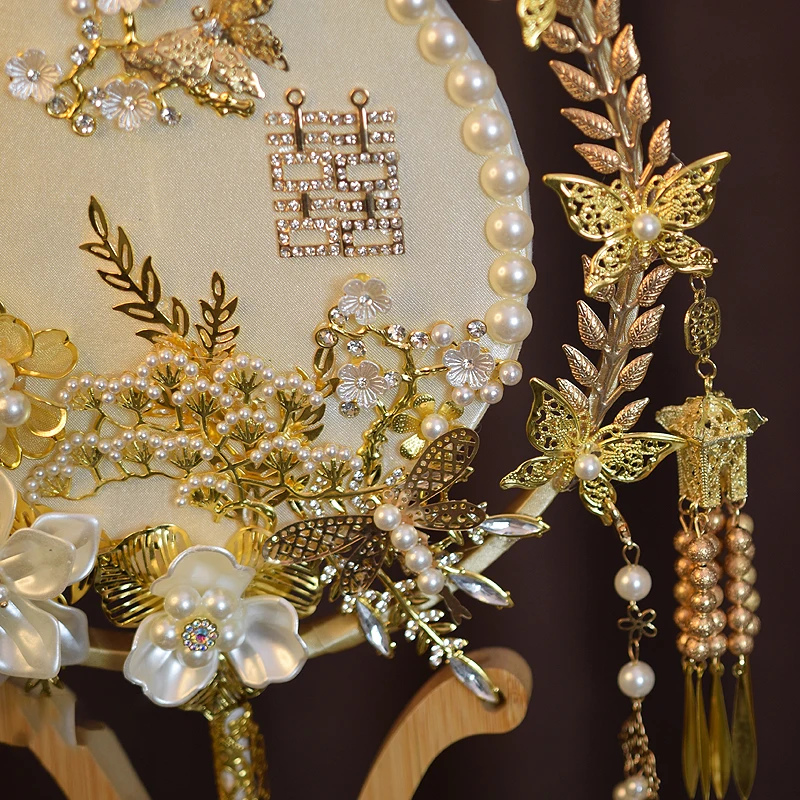 مروحة الزفاف الذهبية المصنوعة يدويًا لحفلات الزفاف الصينية، مروحة فستان Xiuhe الميمون كهدية تزيين الزفاف #6