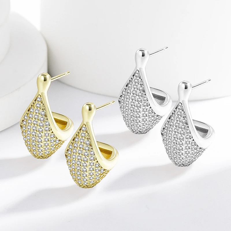 Anti-allergy and unique diamond-studded hip-hop earrings, with a simple design. Elegant earrings suitable for women to wear.