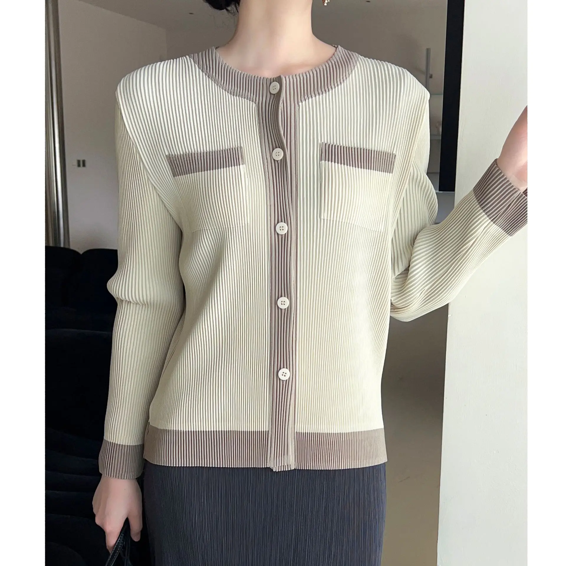 Miyake Pieghettato 2026 Autunno e Primavera Nuovo High-end Pieghettato Moda Colorblocking Casual Allentato Peplo Camicetta Giacca A Pieghe