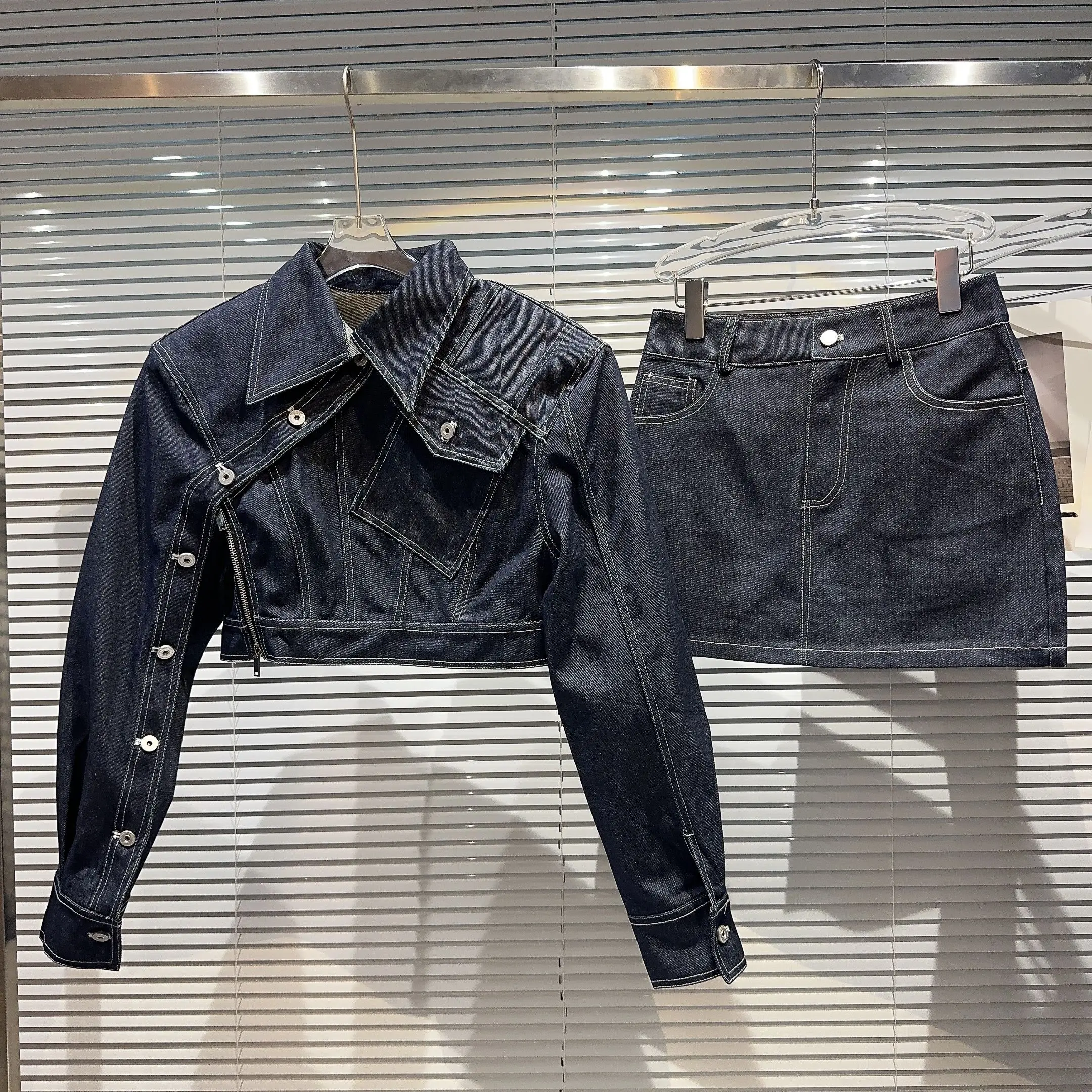 

Женская джинсовая юбка из двух предметов на весну и осень High Street, женский комплект с отложным воротником, короткая куртка нестандартной формы + мини-юбка трапециевидной формы