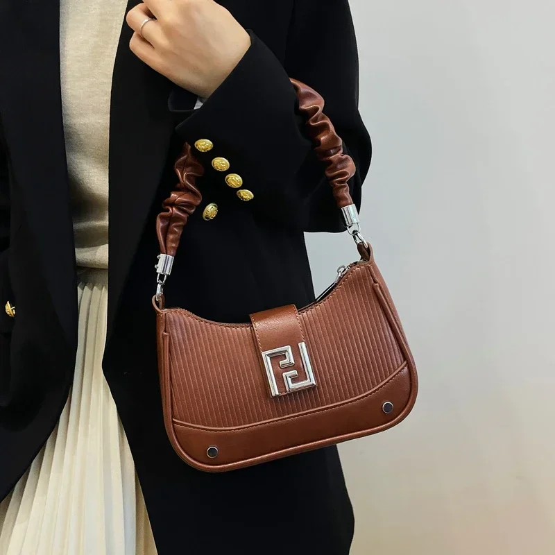 Renowned Luxury Designer High Quality 2024 New Women's Fashionable Metal Buckle Pleated Single Shoulder Diagonal Cross Handbag