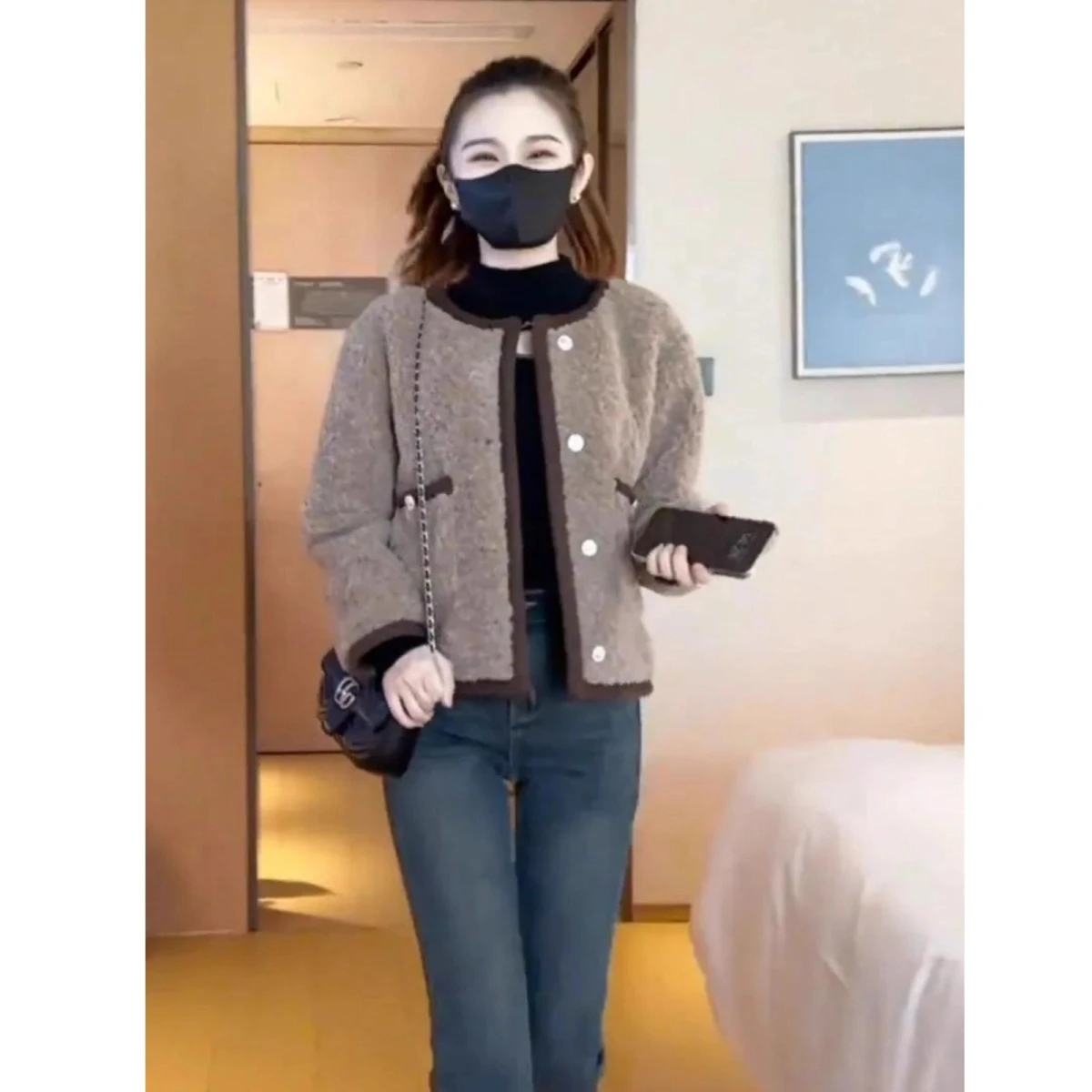 

2025 New Short Lamb Fur Jacket Thickened Contrast Color Leather And Fur Integrated Small Fragrance Style Women's Coat