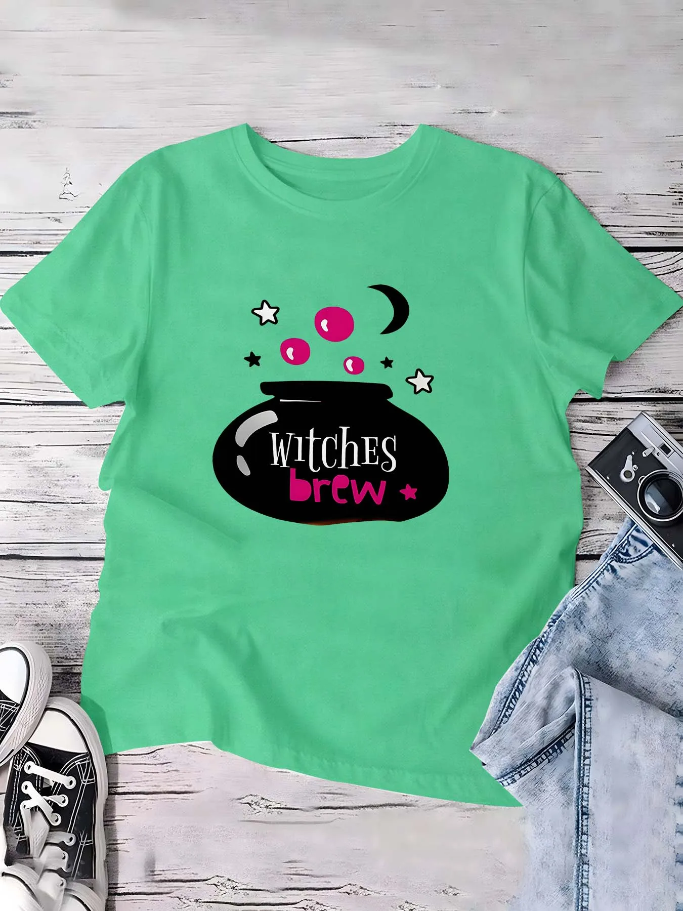 Roupa temática de fermentação de bruxas de Halloween plus size mostrando design mágico de caldeirão com elementos de estrelas e lua para look fashion