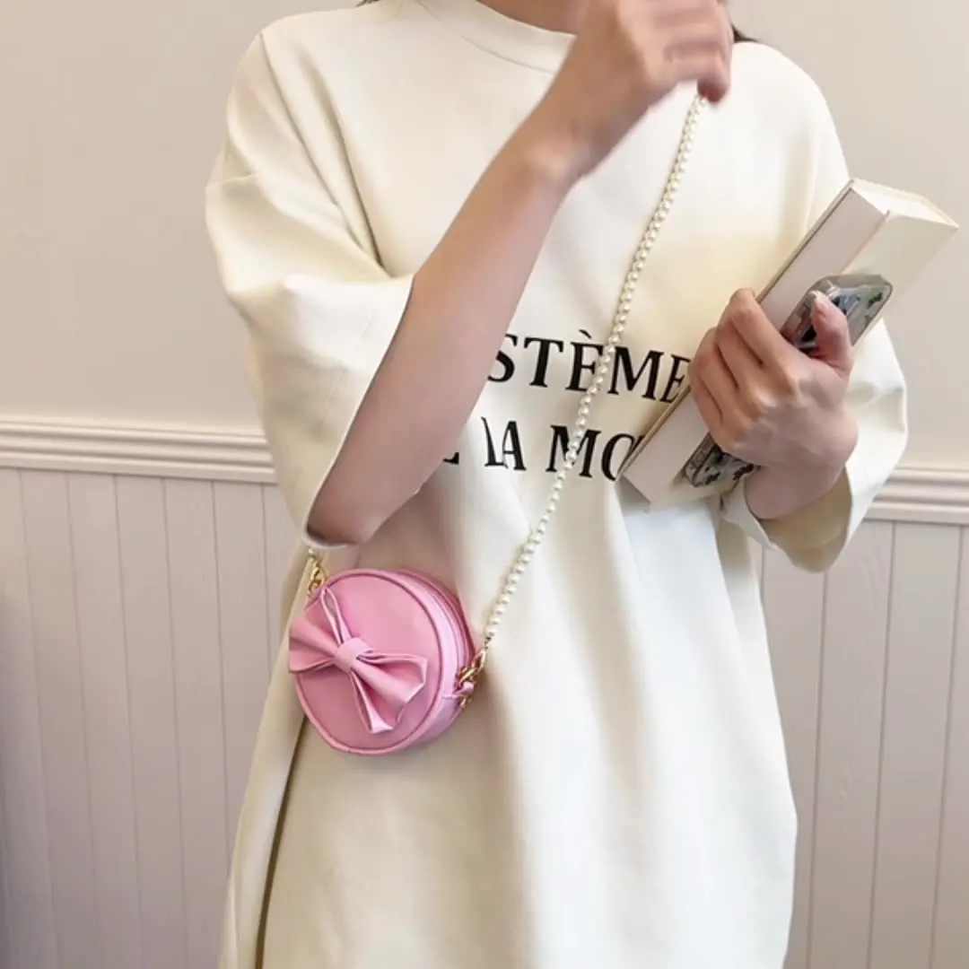 

2025 Новая женская сумка через плечо, однотонная текстура, сумка через плечо из искусственной кожи с бантом и жемчужной цепочкой, модный элегантный мини-красный конверт