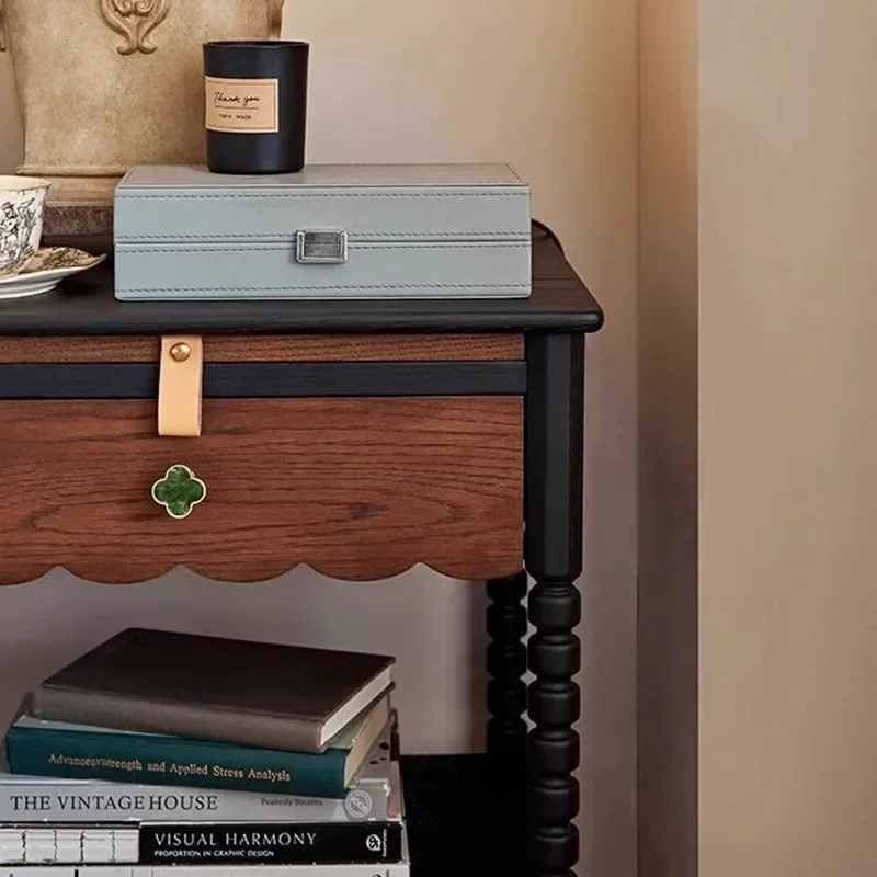 Прикроватная тумбочка из цельного дерева во французском стиле ретро, угловой диван в американском стиле в гостиной, роскошная прикроватная тумбочка из красного дуба светлая