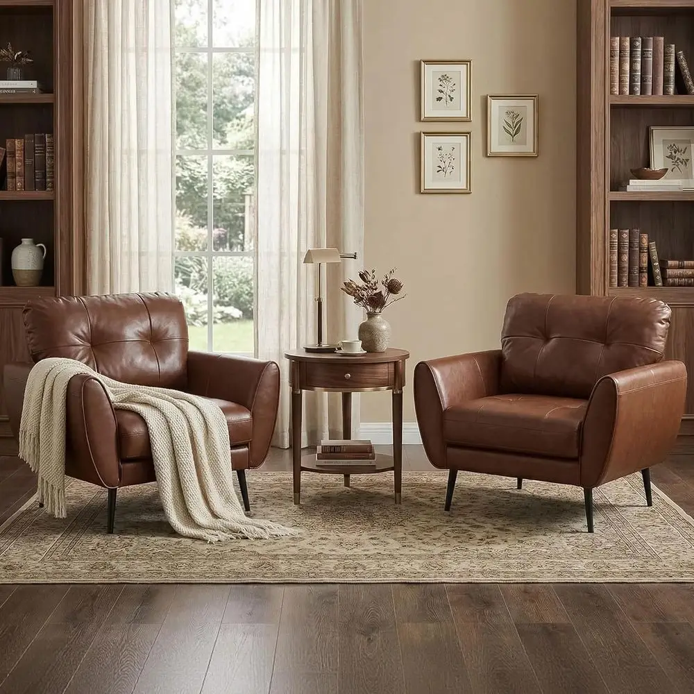 

Пара коричневых кожаных кресел с акцентными элементами, в традиционном стиле, идеально подходят для гостиной или спальни