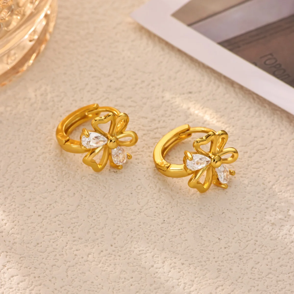 Goldfarbene Kupfer-Blumen-Huggie-Creolen für Damen, mit klaren Zirkonia-Steinen, hohlen Blütenblättern, zarter Blumen-Ohrringe, Hochzeitsschmuck, Geschenk – Detail 4