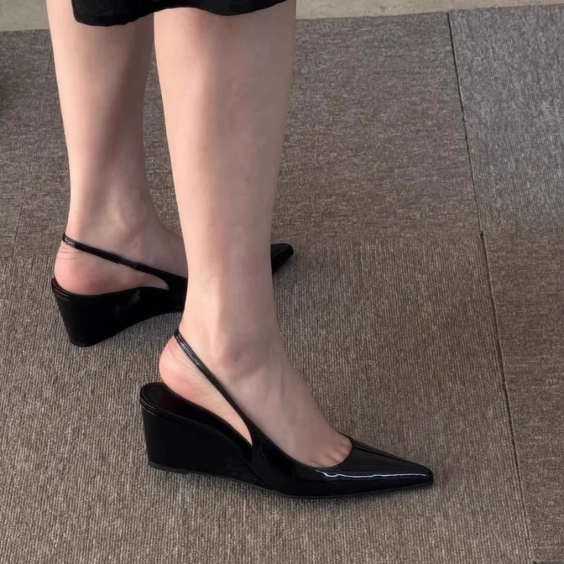 حذاء نسائي بكعب عالٍ 2025 أشار تو براءات الاختراع والجلود مضخات سيدة اليومية أحذية مصممين أسافين غريبة الأوسط منخفضة الكعب