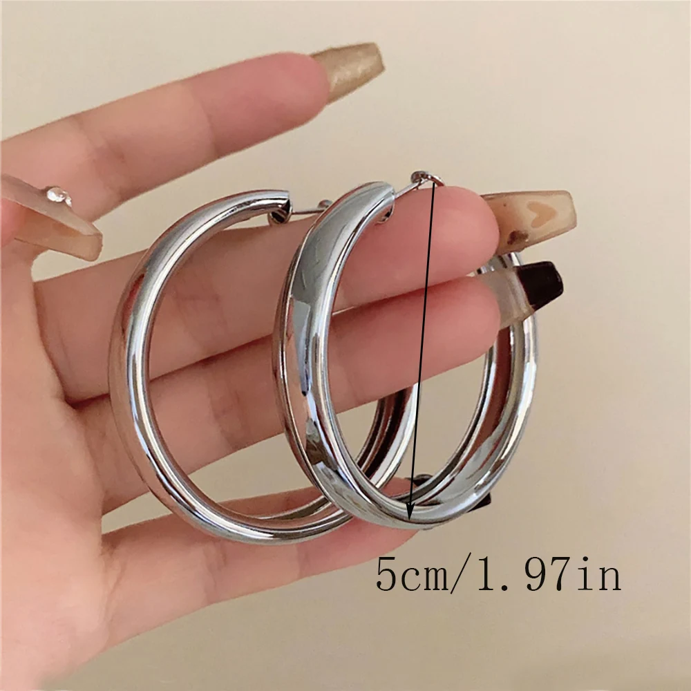 BLIJERY Trendige breite Creolen für Damen – Glatte, große runde Ohrringe für den Urlaub, extravaganter Punk-Schmuck – Detail 5