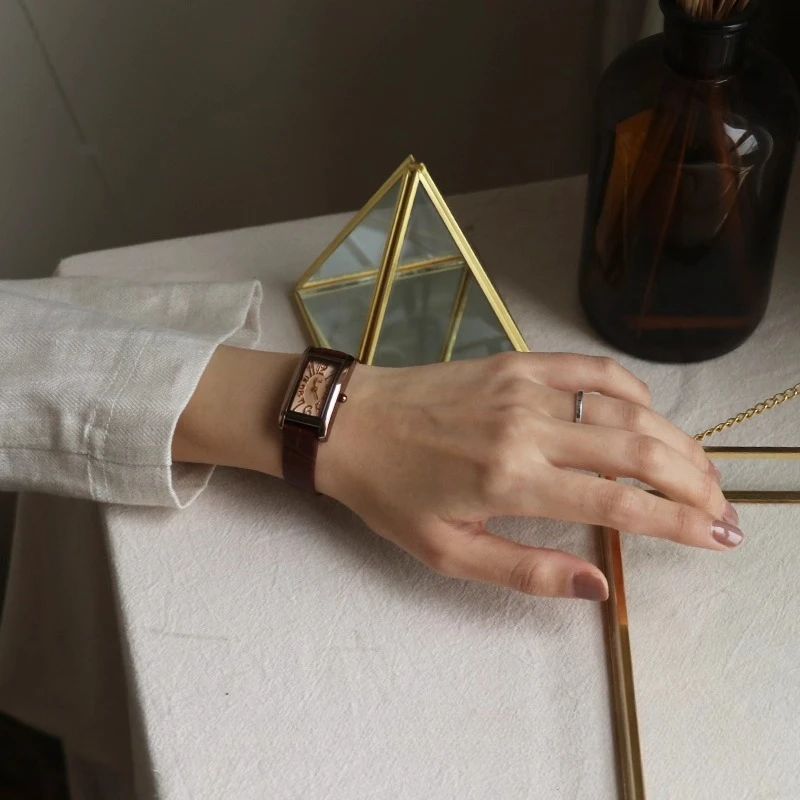 ساعة نسائية فاخرة جديدة بسيطة وأنيقة، ساعة يد كلاسيكية مستطيلة كلاسيكية، ساعة فريدة، هدية عملية للنساء.