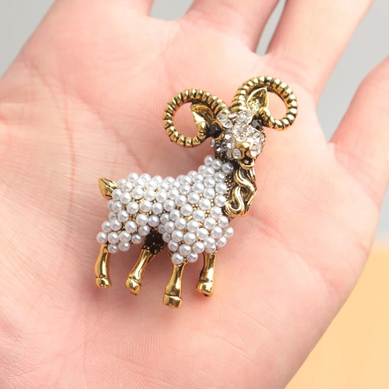 Vintage Fashion Design Goat Brooch Cute Animal Brooch Clothing Accessories for Holiday Gifts