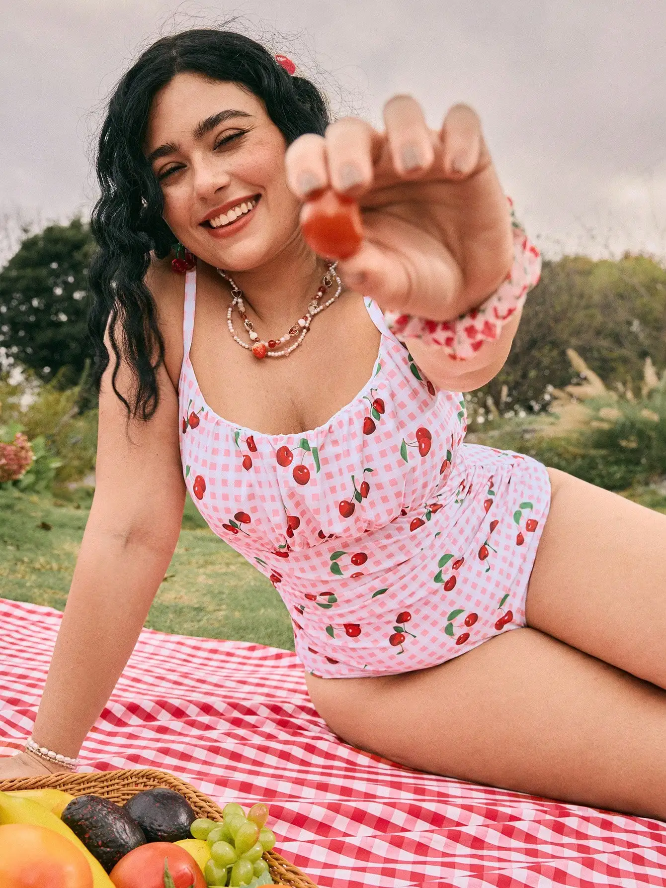 

Цельный купальник больших размеров в клетку Cherry Gingham с драпировкой для летнего пляжного отдыха