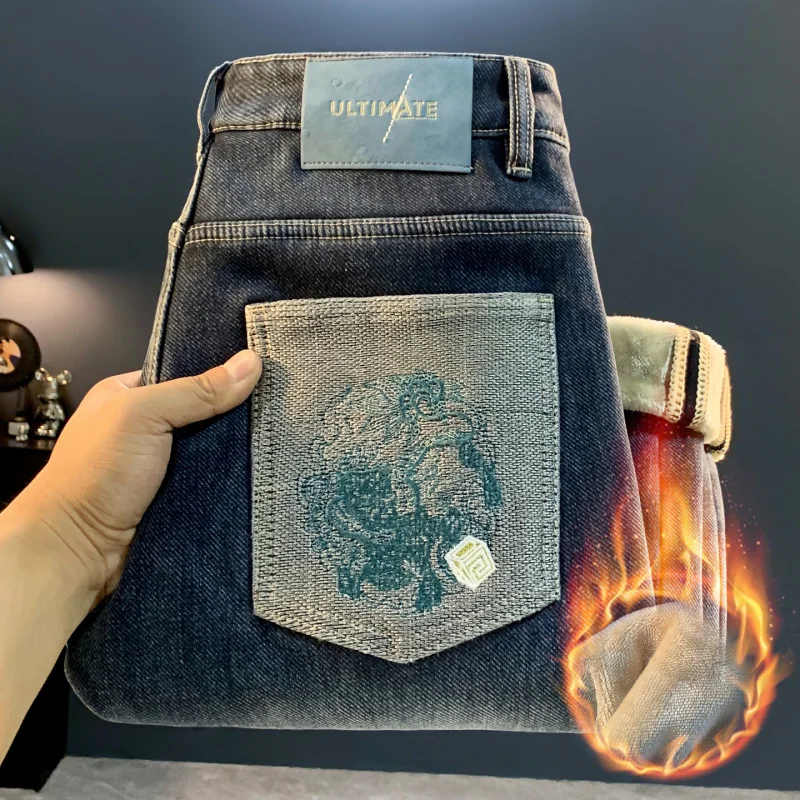 

Зимние плюшевые толстые джинсы 2025 года, мужские высококачественные модные эластичные теплые брюки с вышивкой и принтом на небольшую ногу