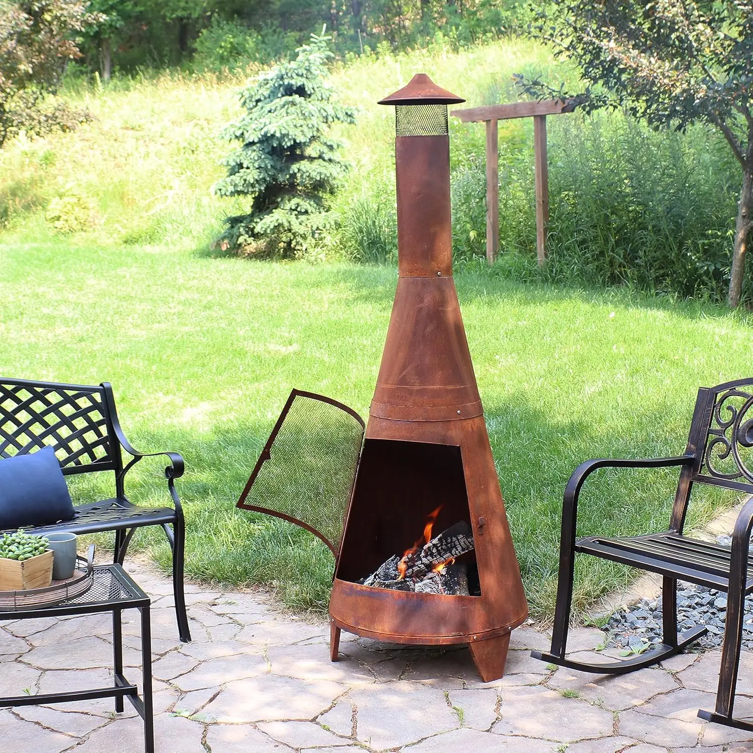 Chiminea de aço resistente rústico de 70 polegadas com tampa de chuva e tela de faísca de malha - acabamento patina enferrujada