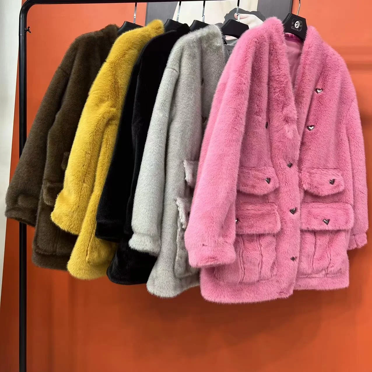 Cappotto di visone rosa di media lunghezza caldo alla moda di fascia alta spessa giacca di pelliccia allentata a maniche lunghe con scollo a v da donna 2023 nuovi vestiti invernali