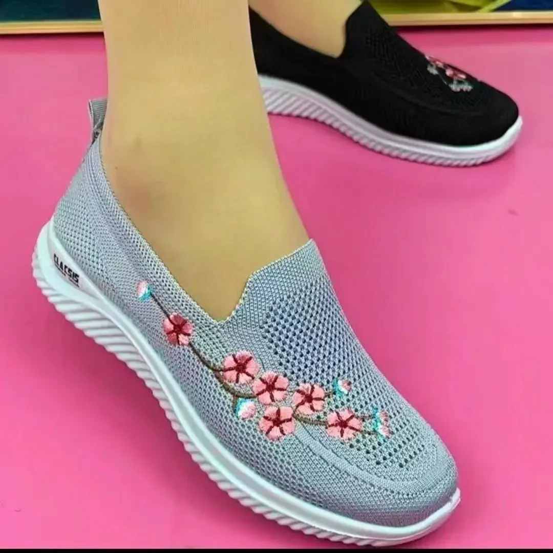 Vulcanized shoes fashion embroidered shoes lightweight soft soled middle-aged mother sports shoes non-slip breathable fabric