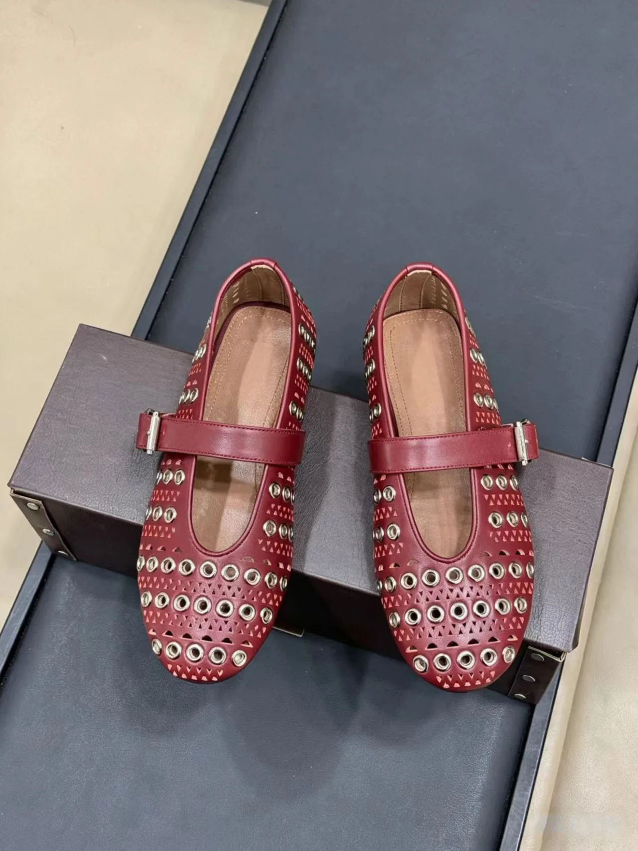 Zapatos Planos de Ballet para Mujer, Modelo Viena con Corte Láser, Correa con Hebilla, Adornos con Ojales, Zapatos Planos de Ballet de Cuero