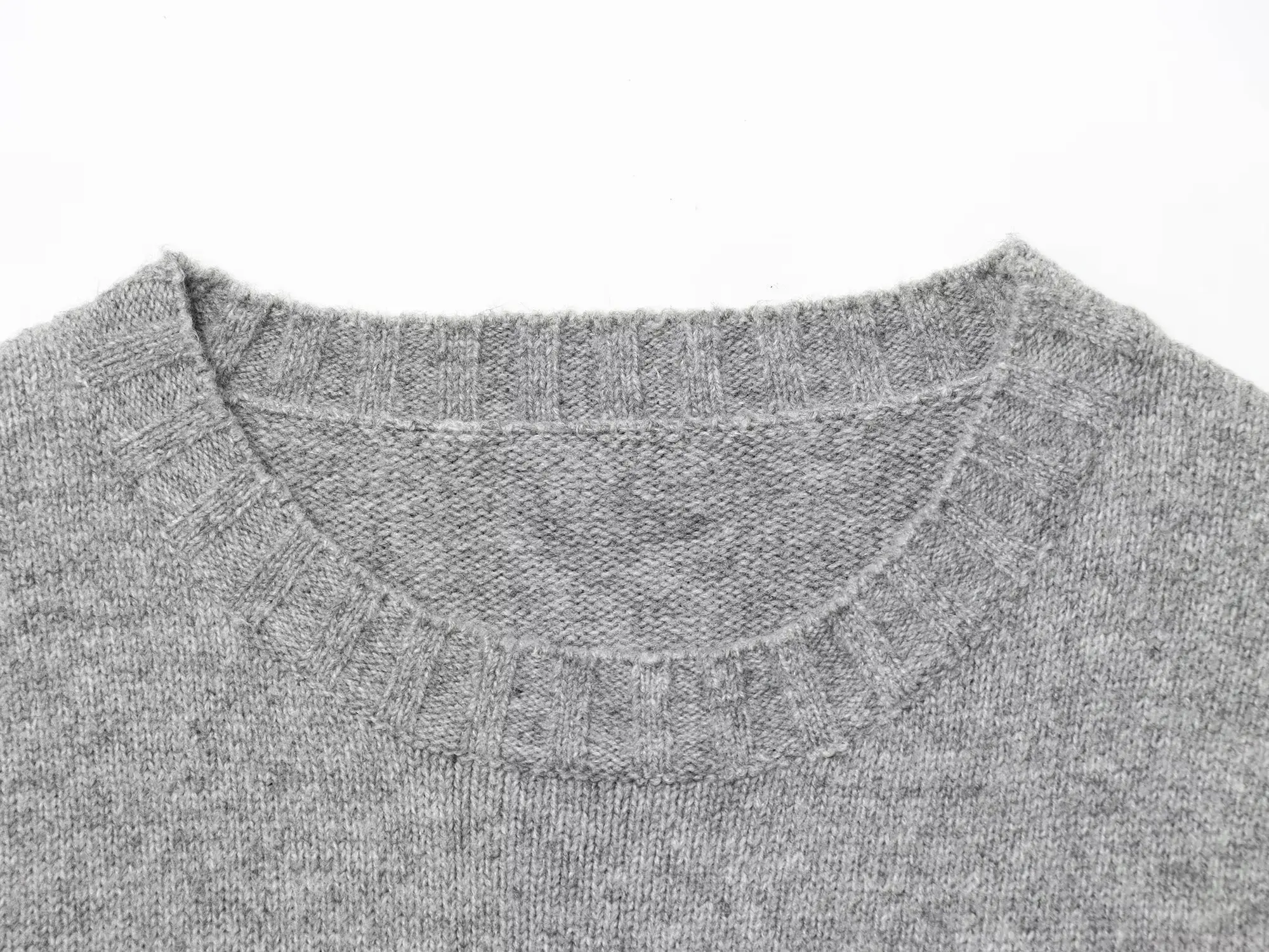 เสื้อกั๊กไหมพรมแฟชั่นผู้หญิงไซส์ใหญ่ คอลเลคชั่นใหม่ ฤดูใบไม้ร่วง 2025 อุ่นสบาย สไตล์ลำลอง ผลิตจากโพลีเอสเตอร์