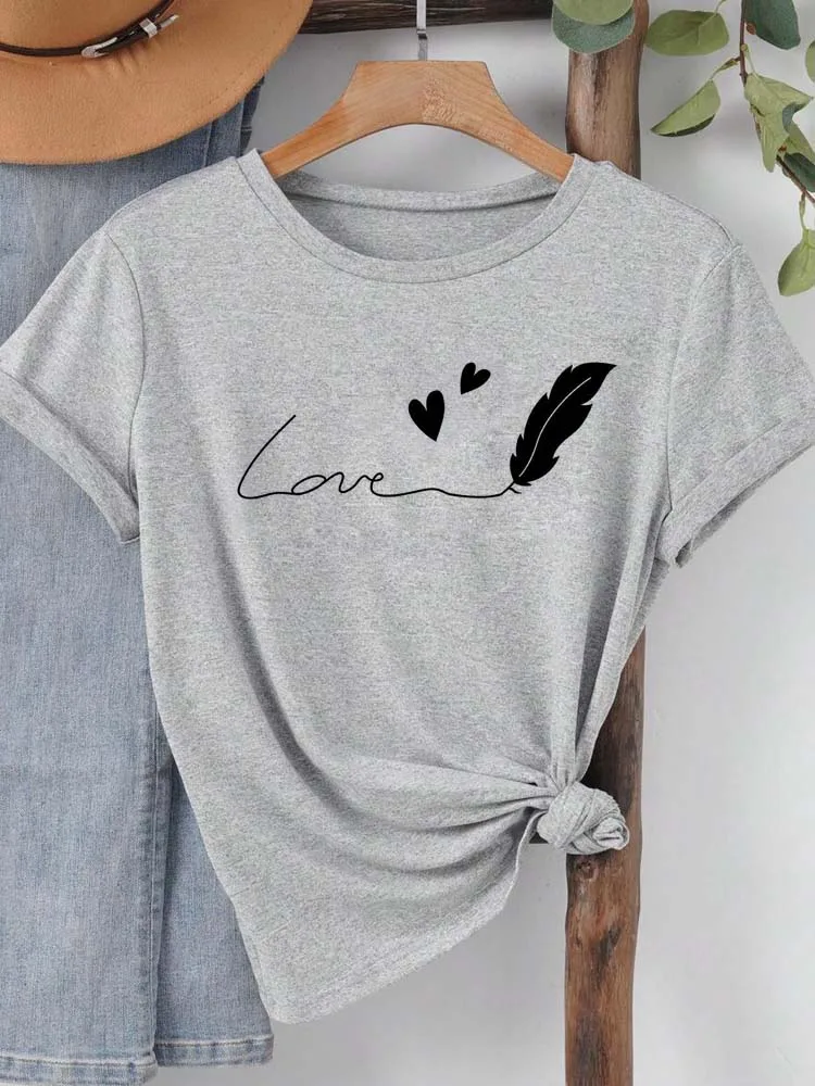T-shirt da donna con stampa di piume di cuore d'amore alla moda T-shirt da donna con grafica streetwear T-shirt casual da donna a maniche corte