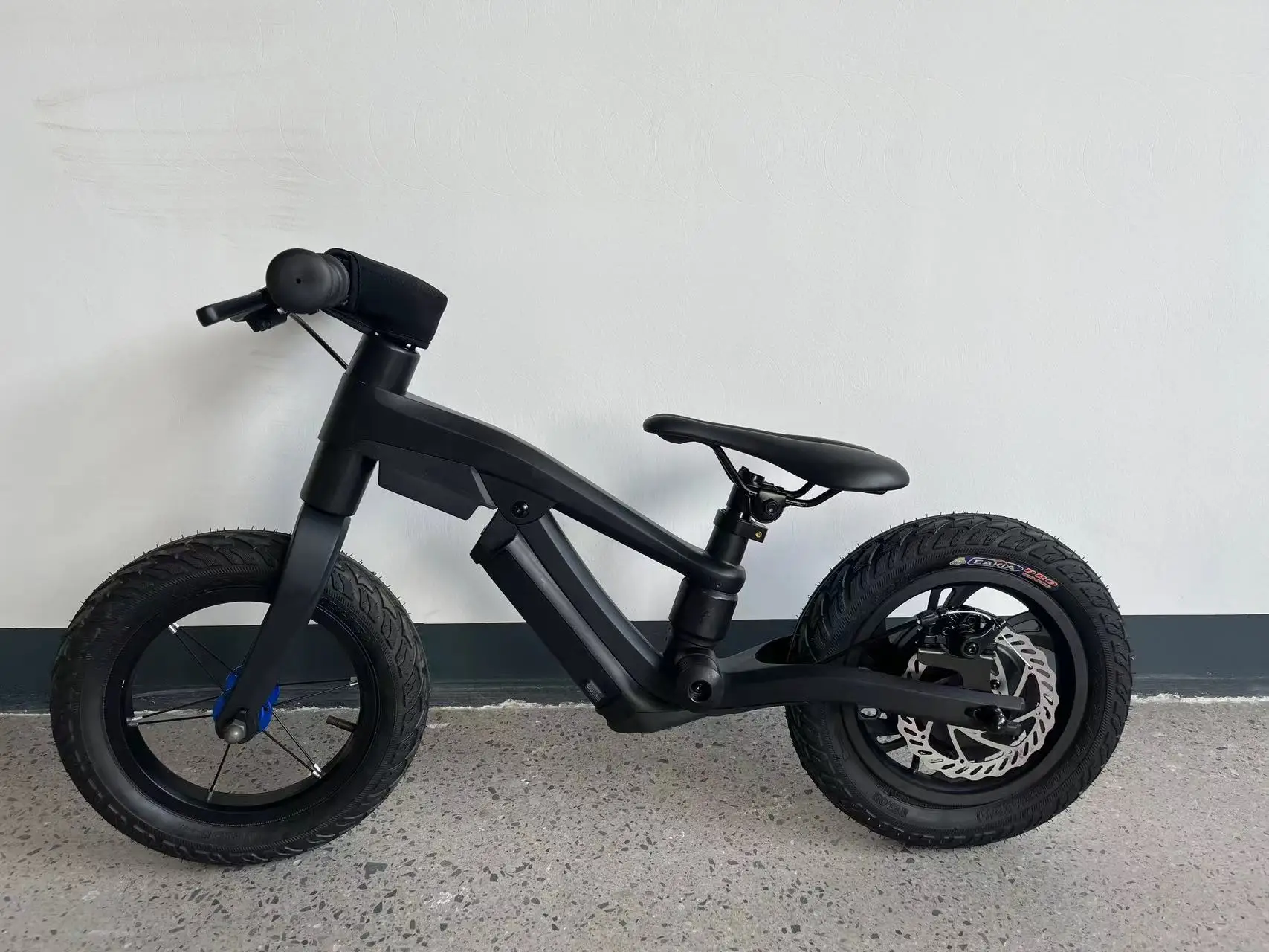 Children's electric balance bicycle 24V 200W 2.5Ah