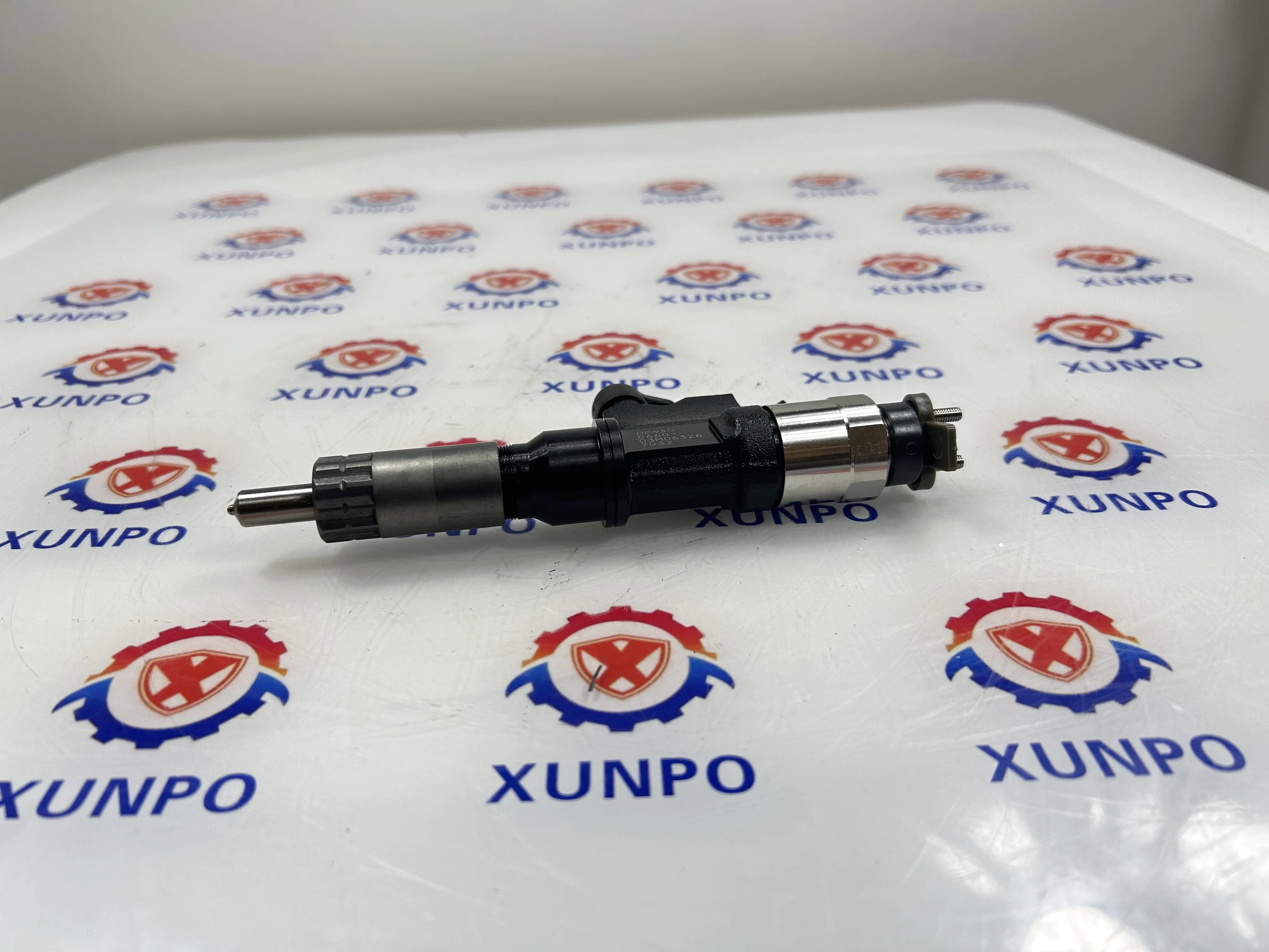 Xunpo Original Brand New 4HK1 6HK1 Engine Parts Fuel Injector 095000-0660 for ZX200-3 ZX240-3 ZAX330-3 ZX350-3