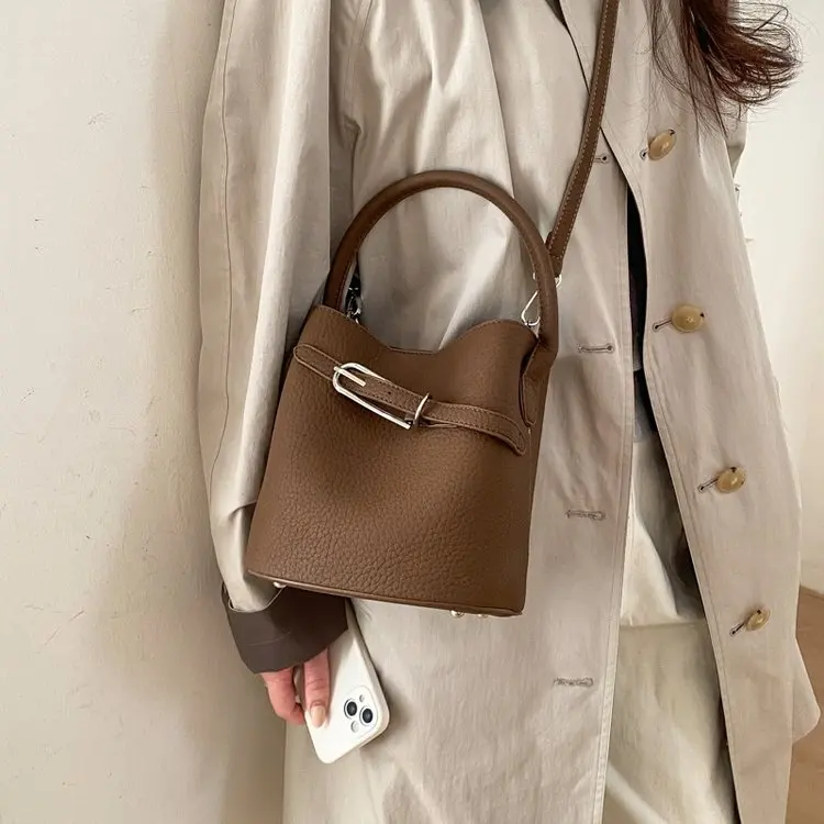 

2026 New Korean Fashion Simple Portable Niche Shoulder Bag Women's Premium Messenger Bag Casual Bucket Bag