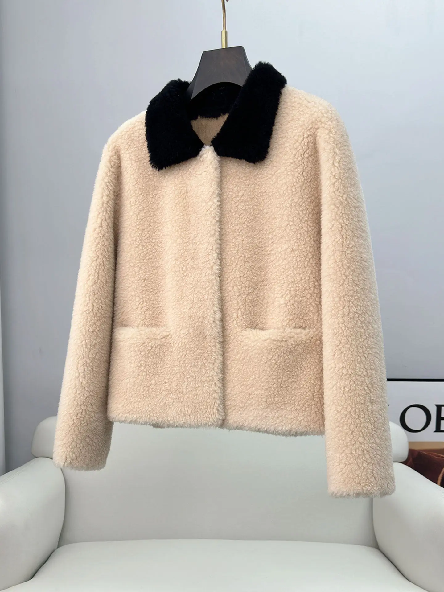 A contrasting color 100 lambskin and fur one-piece fur coat for women, a new winter 2025 sheepskin cut short coat