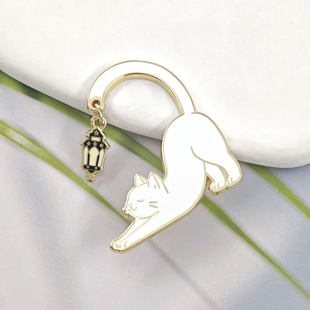 Niedliche weiße Katzen-Emaille-Pins, baumelnde Laternen-Broschen, dehnbare Kätzchen-Hängelampen-Reversnadeln, Rucksack-Schmuckgeschenk, Großhandel – Detail 6