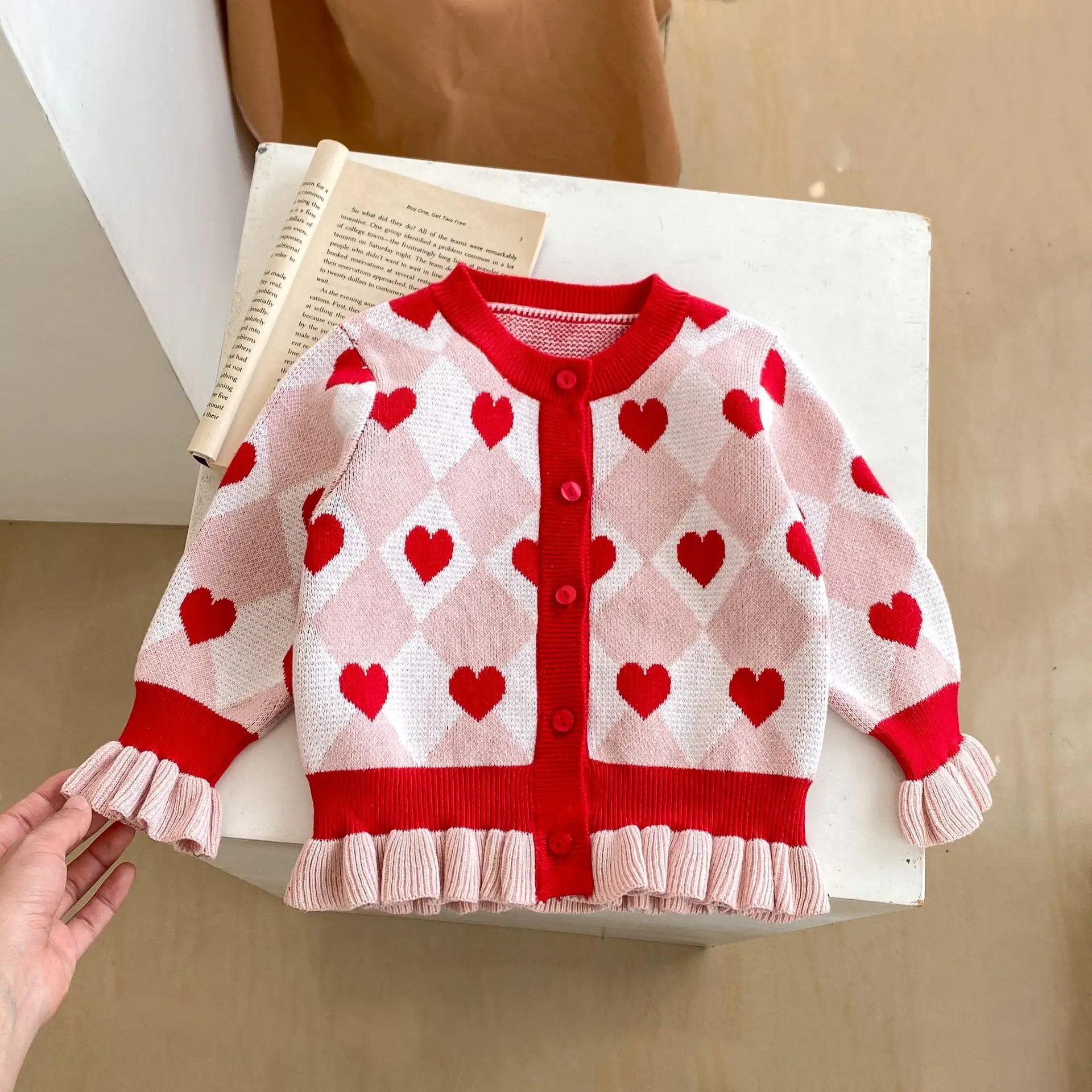 

Autumn new 0-3 year old baby clothing, exquisite heart-shaped mushroom edge long sleeved knitted cardigan for baby girls