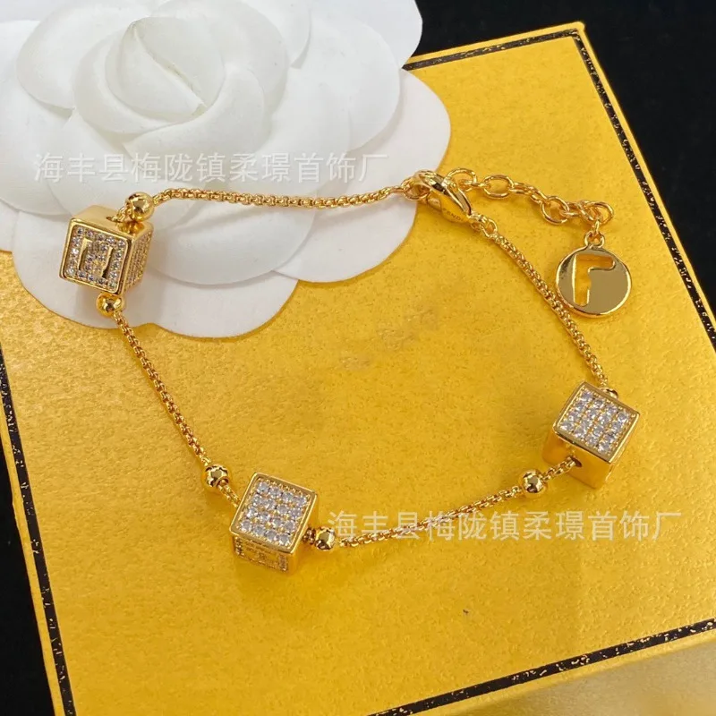 

Браслет Fenjia, новый квадратный темпераментный браслет с буквами знаменитостей, инкрустированный бриллиантами, универсальный белый браслет высокой версии для женщин