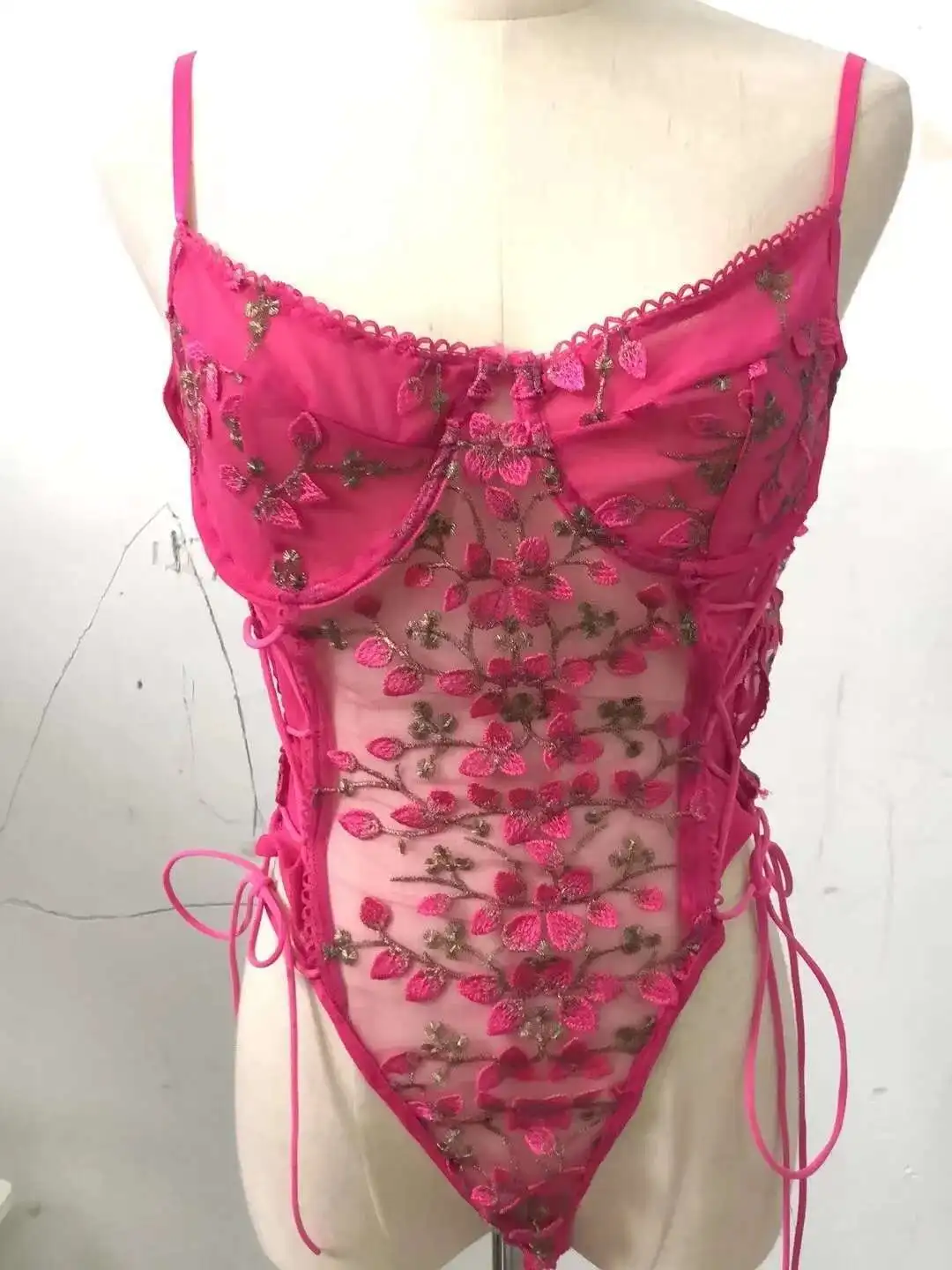 เซ็กซี่ดอกไม้เย็บปักถักร้อยลูกไม้โปร่งใสตาข่ายBackless Deep V SuspendersชุดแขนกุดCharming Elegant G373