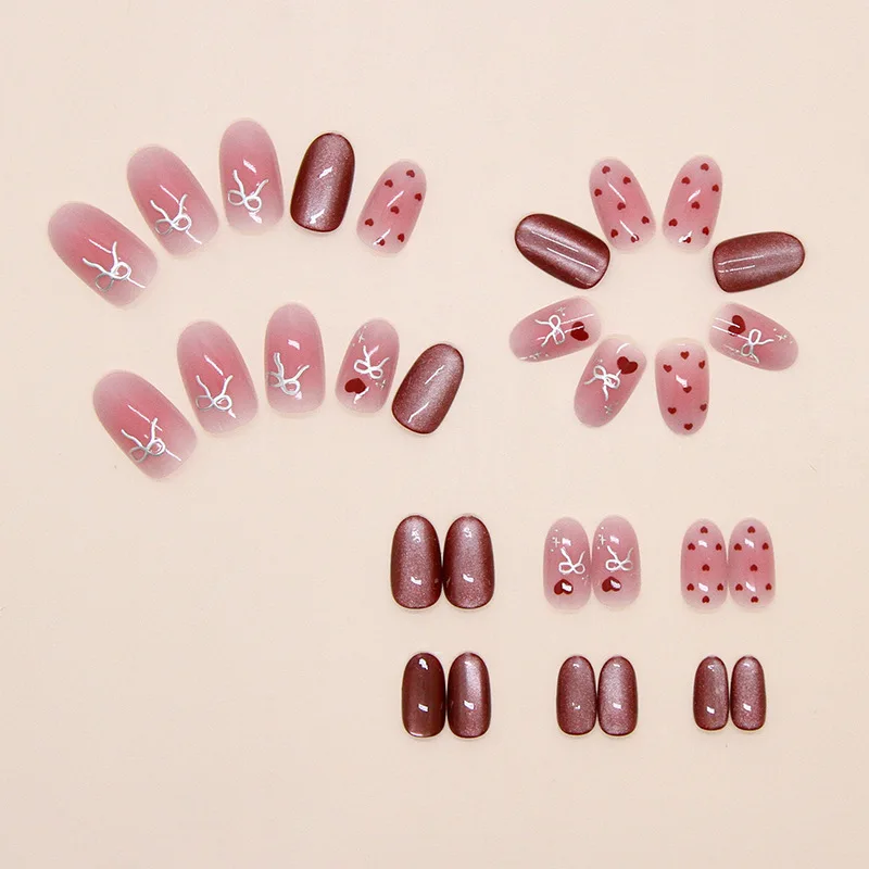 24 Stück handgefertigte kurze runde Nägel. Transparentes Rosa mit rötlich-braunem Katzenaugen-Effekt, silbernen Schleifen und kleinen roten Punkten. Wiederverwendbar, süßes Design für – Detail 2