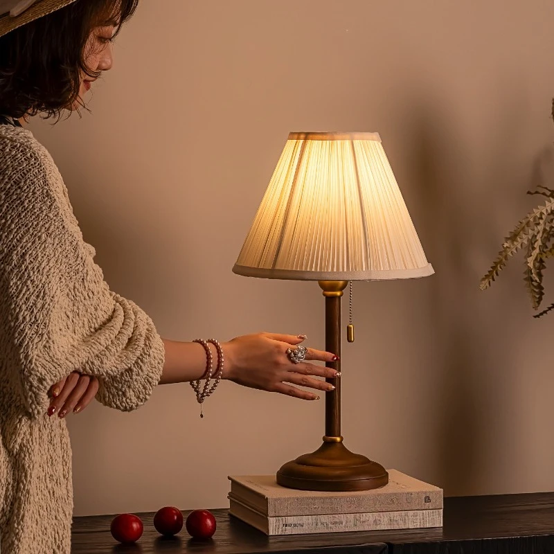 Retro desk lamp light luxury atmosphere bedroom bedside table study eye protection decorative desk lamp