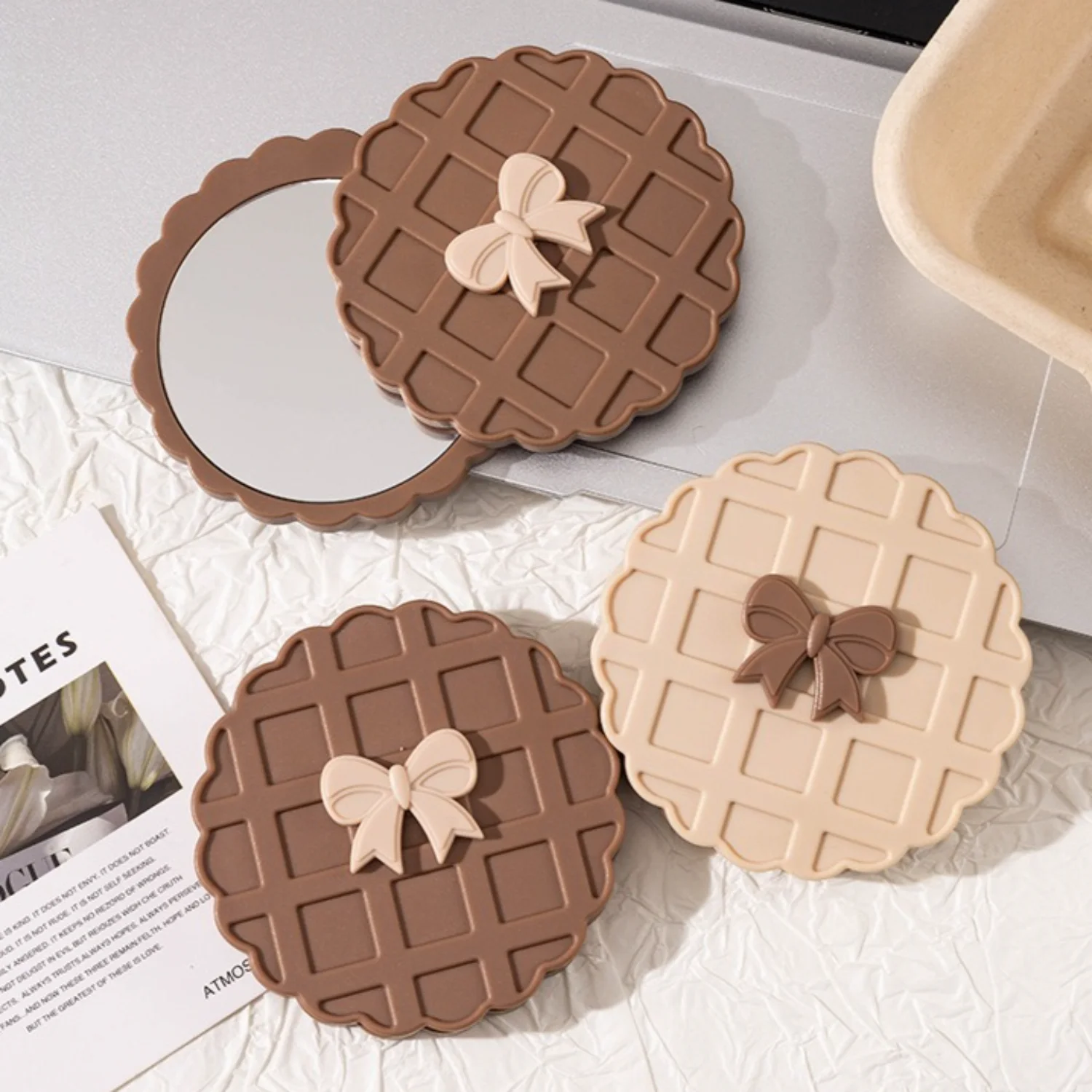 Doppelseitiger, drehbarer, kompakter Spiegel mit Waffelmuster, tragbarer Reise-Make-up-Spiegel, süßer Kosmetikspiegel für Mädchen, hohe Auflösung