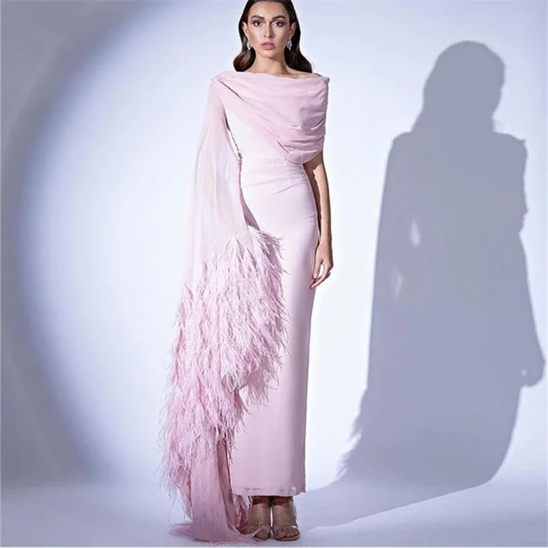 Elegantes Dubai Arabisch Rosa Ballkleid Meerjungfrau Feder Chiffon von der Schulter Abendkleider sexy formelle Party kleider فساتين الس카رة