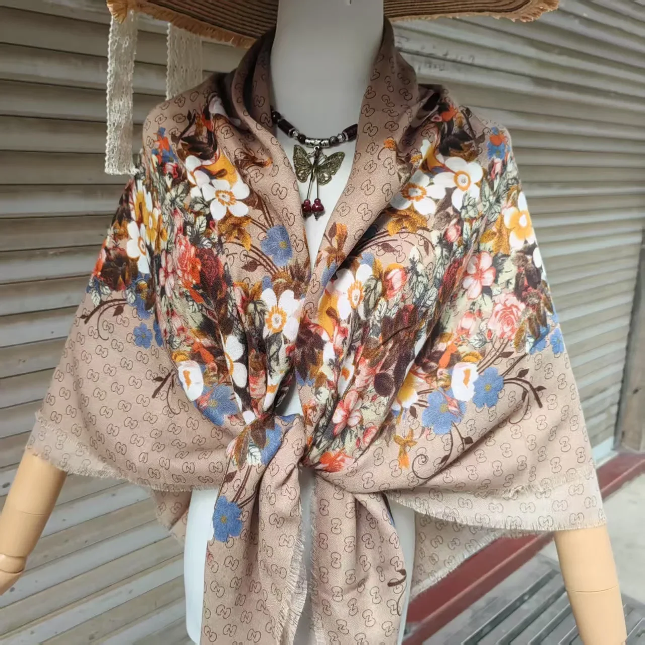 وشاح رأس على طراز شينجيانغ الروسي 130 × 130 سم، وشاح مطبوع من القطن والكتان للنساء، شال وغلاف عرقي خفيف الوزن