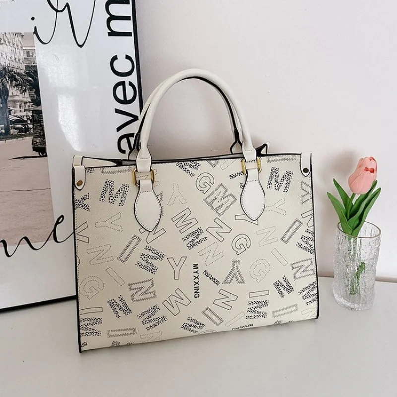 

Classic Designer Ladies Leather Handbag, Elegant Crossbody Bag & Shoulder Tote For Women, Fashionable Daily Purse